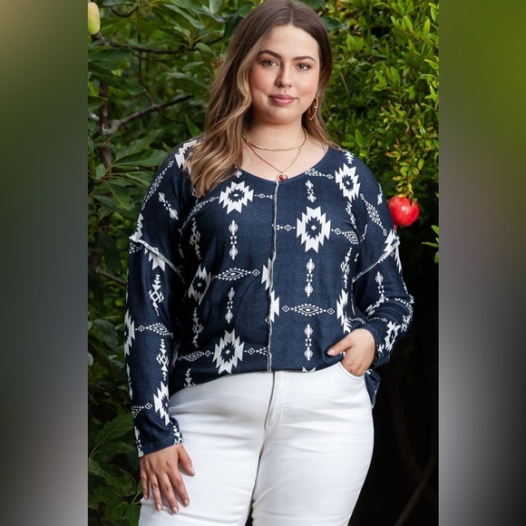Plus Size Exposed Seams Round Neck Long Sleeve T-Shirt - Picture 1 of 3